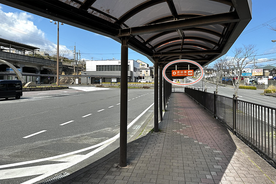 駅舎から離れる方向へ、ロータリーを回り込んだ場所にございます。
